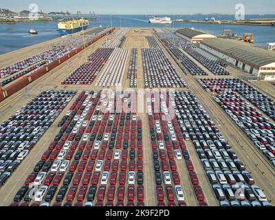 YANTAI, CHINE - 28 OCTOBRE 2022 - la photo aérienne montre un grand nombre de véhicules d'exportation de marchandises assemblés pour le chargement au port de Yantai à Yantai, Shan Banque D'Images
