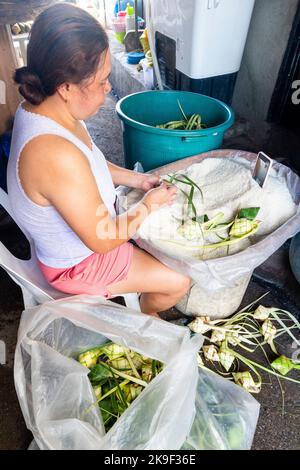 Faire du riz suspendu populairement appelé puso est un aliment de base à Cebu, aux Philippines Banque D'Images