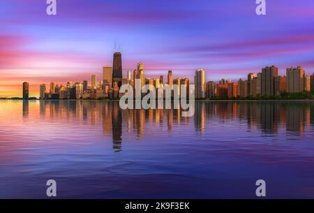 Coucher de soleil coloré au-dessus des gratte-ciel de Chicago à travers le lac Michigan Banque D'Images