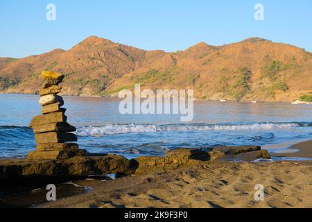 Construire une tour en alignant les pierres sur la plage, se calmer en face d'une vue magnifique et construire une tour en alignant les pierres sur la plage Banque D'Images