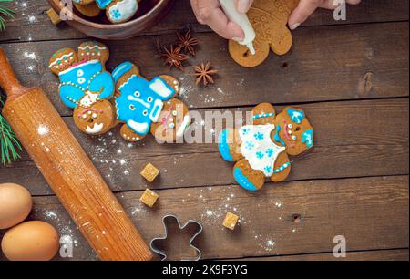 Ingrédients pour préparer des biscuits de pain d'épice de Noël sur une table en bois. Noël fête et cuisine Banque D'Images