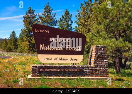 Panneau de la rue Modoc National Forest situé dans le nord-est de la Californie. Banque D'Images