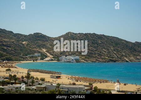 Vue panoramique à couper le souffle de la célèbre plage Mylopotas à iOS Grèce Banque D'Images