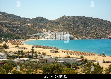 Vue panoramique à couper le souffle de la célèbre plage Mylopotas à iOS Grèce Banque D'Images