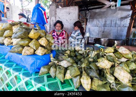 Le riz suspendu populairement appelé puso est un aliment de base à Cebu, aux Philippines Banque D'Images