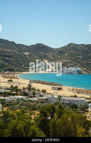 Vue panoramique à couper le souffle de la célèbre plage Mylopotas à iOS Grèce Banque D'Images