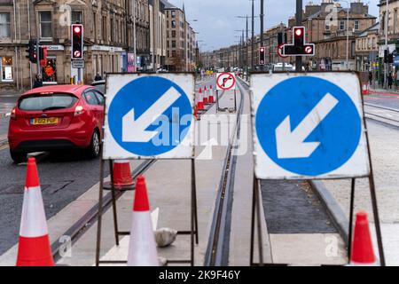 Édimbourg, Écosse, Royaume-Uni. 28th octobre 2022. Les indications routières temporaires étant ignorées par les conducteurs sur Leith Walk à Édimbourg. Les habitants de la région sont aux armes à propos de nombreux automobilistes qui ignorent l'interdiction de tourner à droite sur Brunswick Road depuis Leith Walk. Les voitures passent ensuite par une traversée piétonne pendant la phase verte, mettant en danger le public. La police d'Edimbourg a arrêté plusieurs conducteurs mais les voitures continuent de tourner illégalement. Iain Masterton/Alay Live News Banque D'Images