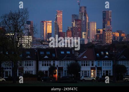 Porche éclairé d'une maison d'époque en terrasse et au loin, le développement croissant à neuf Elms à Battersea, vu de Ruskin Park, un espace vert du sud de Londres à Lambeth, le 27th octobre 2022, à Londres, en Angleterre. Banque D'Images