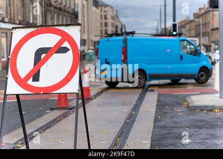 Édimbourg, Écosse, Royaume-Uni. 28th octobre 2022. Les indications routières temporaires étant ignorées par les conducteurs sur Leith Walk à Édimbourg. Les habitants de la région sont aux armes à propos de nombreux automobilistes qui ignorent l'interdiction de tourner à droite sur Brunswick Road depuis Leith Walk. Les voitures passent ensuite par une traversée piétonne pendant la phase verte, mettant en danger le public. La police d'Edimbourg a arrêté plusieurs conducteurs mais les voitures continuent de tourner illégalement. Iain Masterton/Alay Live News Banque D'Images