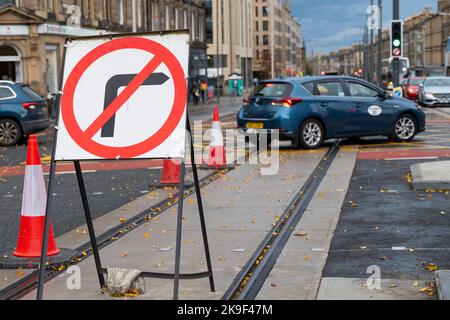 Édimbourg, Écosse, Royaume-Uni. 28th octobre 2022. Les indications routières temporaires étant ignorées par les conducteurs sur Leith Walk à Édimbourg. Les habitants de la région sont aux armes à propos de nombreux automobilistes qui ignorent l'interdiction de tourner à droite sur Brunswick Road depuis Leith Walk. Les voitures passent ensuite par une traversée piétonne pendant la phase verte, mettant en danger le public. La police d'Edimbourg a arrêté plusieurs conducteurs mais les voitures continuent de tourner illégalement. Iain Masterton/Alay Live News Banque D'Images