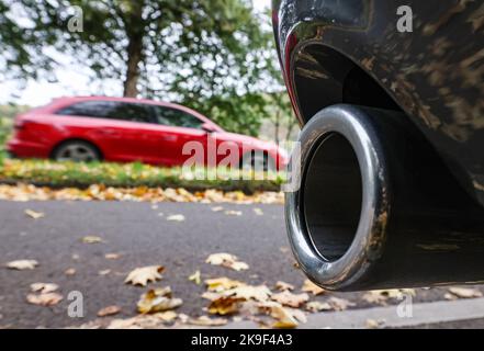 Bonn, Allemagne. 28th octobre 2022. Une voiture passe derrière l'échappement d'une voiture de tourisme. À partir de 2035, seules les voitures neuves qui n'émettent pas de gaz à effet de serre pendant leur fonctionnement seront vendues dans l'UE. Cela a été convenu par les négociateurs des États membres de l'UE et du Parlement européen. Credit: Oliver Berg/dpa/Alay Live News Banque D'Images