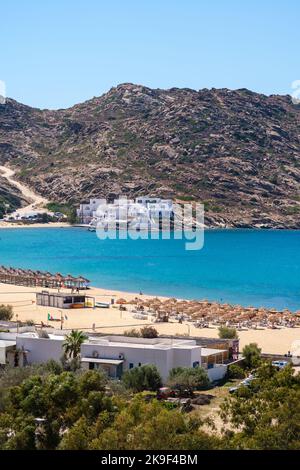 Vue panoramique à couper le souffle de la célèbre plage Mylopotas à iOS Grèce Banque D'Images