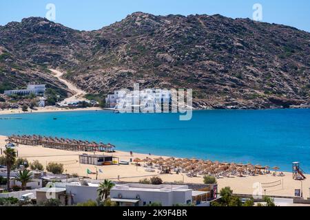 Vue panoramique à couper le souffle de la célèbre plage Mylopotas à iOS Grèce Banque D'Images