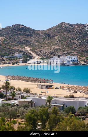 Vue panoramique à couper le souffle de la célèbre plage Mylopotas à iOS Grèce Banque D'Images