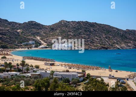 Vue panoramique à couper le souffle de la célèbre plage Mylopotas à iOS Grèce Banque D'Images