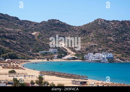 Vue panoramique à couper le souffle de la célèbre plage Mylopotas à iOS Grèce Banque D'Images