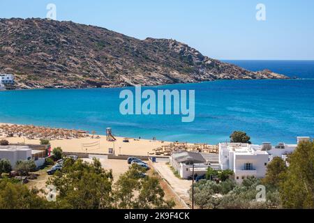 Vue panoramique à couper le souffle de la célèbre plage Mylopotas à iOS Grèce Banque D'Images