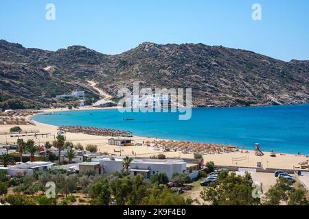 Vue panoramique à couper le souffle de la célèbre plage Mylopotas à iOS Grèce Banque D'Images