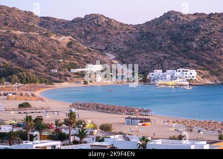 Vue panoramique à couper le souffle de la célèbre plage Mylopotas à iOS Grèce Banque D'Images