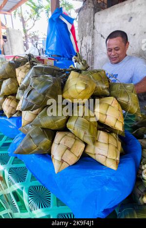 Le riz suspendu populairement appelé puso est un aliment de base à Cebu, aux Philippines Banque D'Images
