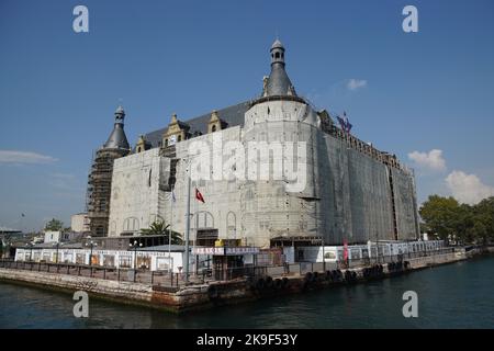 ISTANBUL, TURKIYE - 27 AOÛT 2022 : la gare de Haydarpasa est en cours de restauration après un incendie de toit. La gare a été construite en 1909. Banque D'Images