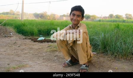 Rahim Yar Khan, Punjab, Pakistan- 1 novembre,2022: Gros plan d'un garçon non identifié regardant la caméra, vue de face. Banque D'Images