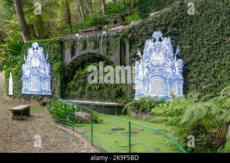 FUNCHAL, PORTUGAL - 24 AOÛT 2021 : c'est l'un des chemins du Parc tropical de Monte avec une collection exposée de panneaux de céramique du 18th Banque D'Images