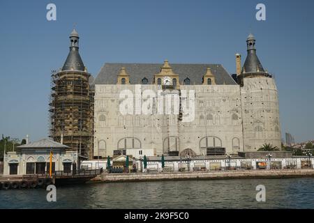 ISTANBUL, TURKIYE - 28 AOÛT 2022 : la gare de Haydarpasa est en cours de restauration après un incendie de toit. La gare a été construite en 1909. Banque D'Images