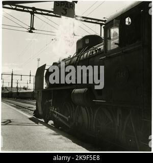 Gare d'Östersund et Bangård en juin 1959. Les chemins de fer de l'État, SJ. La locomotive à vapeur est SJ E10 1743, année de fabrication 1946. Banque D'Images