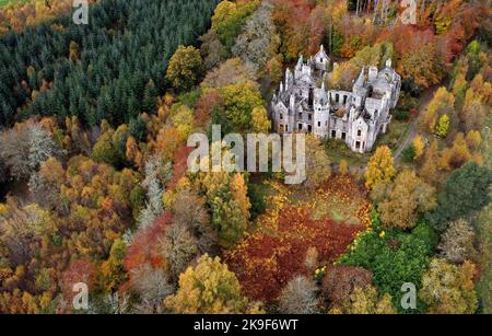 Les ruines de Dunalastair House, près de Pitlochry, dans le Perthshire, sont entourées d'arbres affichant leurs couleurs d'automne. Date de la photo: Vendredi 28 octobre 2022. Banque D'Images