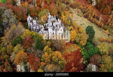 Les ruines de Dunalastair House, près de Pitlochry, dans le Perthshire, sont entourées d'arbres affichant leurs couleurs d'automne. Date de la photo: Vendredi 28 octobre 2022. Banque D'Images