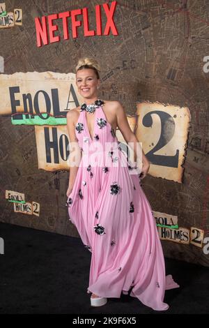 New York, États-Unis. 27th octobre 2022. Millie Bobby Brown assiste à la première mondiale de Netflix « Enola Holmes 2 » au Paris Theatre de New York. Crédit : SOPA Images Limited/Alamy Live News Banque D'Images