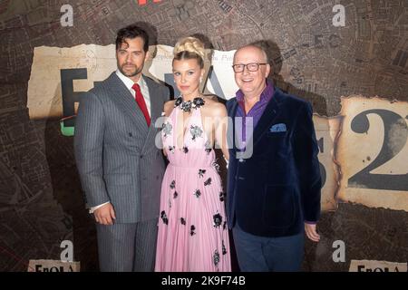 New York, États-Unis. 27th octobre 2022. (G-D) Henry Cavill, Millie Bobby Brown et Harry Bradbeer assistent à la première mondiale de Netflix 'Enola Holmes 2' au Paris Theatre de New York. Crédit : SOPA Images Limited/Alamy Live News Banque D'Images