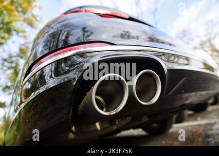 Bonn, Allemagne. 28th octobre 2022. Une voiture avec un échappement double se tient dans un parking. À partir de 2035, seules les voitures neuves qui n'émettent pas de gaz à effet de serre pendant leur fonctionnement seront vendues dans l'UE. Cela a été convenu par les négociateurs des États membres de l'UE et du Parlement européen. Credit: Oliver Berg/dpa/Alay Live News Banque D'Images