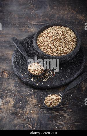 Quinoa rouge, blanc et brun. Banque D'Images