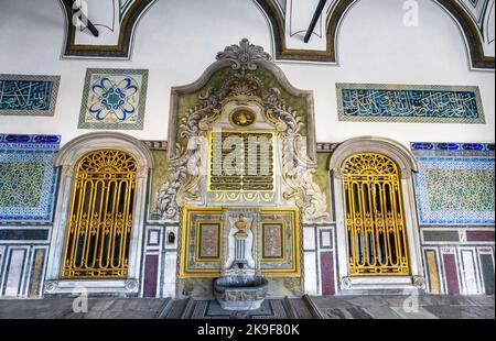 Fenêtre dorée et fontaine du palais de Topkapi à Istanbul, Turquie Banque D'Images