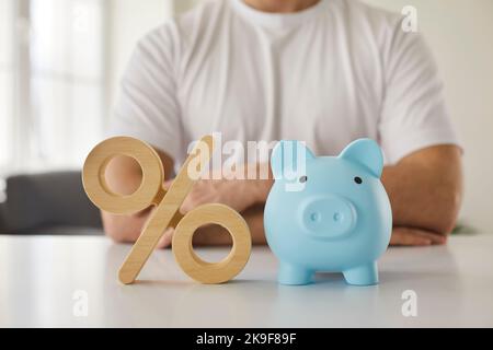 Le pourcentage signe et la banque de piggy comme symbole de l'intérêt d'investir et d'accumuler de l'argent. Banque D'Images