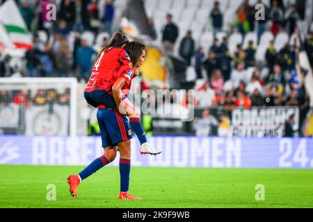 Turin, Italie. 27th octobre 2022. Wendie Renard, de l'Olympique Lyonnais, a fait une promenade en pigeback à son coéquipier Selma Bacha pour célébrer un but lors du match de football du groupe C de la Ligue des champions des femmes de l'UEFA 2022/23 entre le FC Juventus et l'Olympique Lyonnais au stade Allianz. Score final; Juventus 1:1 Lyon. (Photo de Fabrizio Carabelli/SOPA Images/Sipa USA) crédit: SIPA USA/Alay Live News Banque D'Images