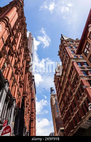 NEW YORK, Etats-Unis 9 JUILLET 2010: Belle rue verte à Manhattan avec des maisons anciennes à New York. Greene Street est dans le centre de Soho. Banque D'Images