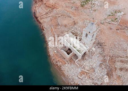 Vue aérienne du réservoir de Sau, dans la rivière Ter, dans la province de Gérone, Catalogne, Espagne. Après des mois sans pluie le niveau du marais est très Banque D'Images