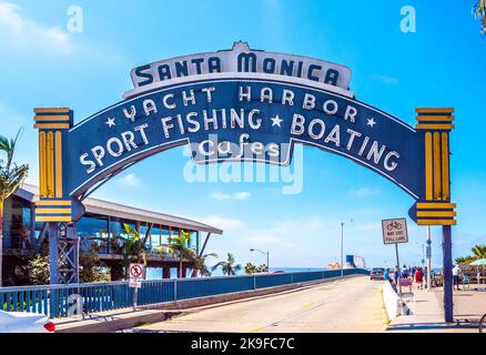 Santa Monica, États-Unis - 23 septembre 2014 : l'arche accueillante de l'embarcadère de Santa Monica à Santa Monica, États-Unis. Le site est un monument emblématique de 100 ans pour Banque D'Images