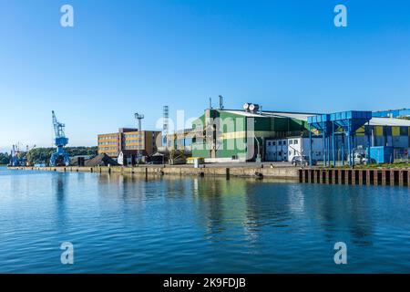 WOLGAST, ALLEMAGNE - 13 AOÛT 2015 : vue sur la rivière Peene jusqu'au chantier naval de Wolgast. Le chantier naval de Peene a été fondé en 1948 par les troupes russes. Banque D'Images