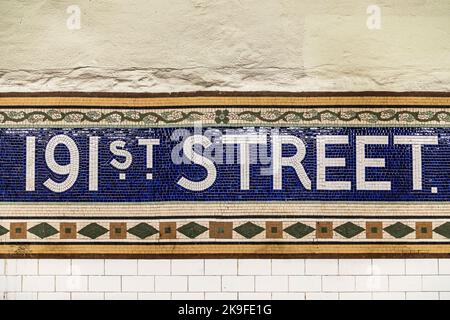 New York, Etats-Unis - OCT 22, 2015: Ancien panneau d'époque 191th rue station de métro dans le Bronx. Les carreaux complexes avec des symboles en terre cuite décrivent le pla Banque D'Images