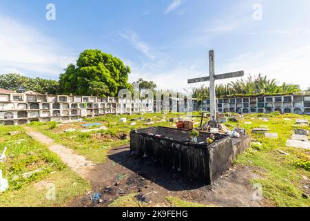 Un cimetière catholique local à Cebu, Philippines Banque D'Images