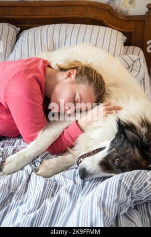 joli chien blanc dans le lit dans la chambre d'époque Banque D'Images