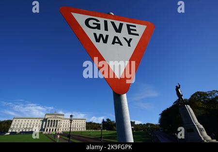 Un panneau de signalisation au Parlement de Stormont, Belfast, indique que l'Irlande du Nord est sur la bonne voie pour une élection à l'Assemblée avant Noël, alors que la date limite pour restaurer le gouvernement dévot de Stormont est écoulée. Date de la photo: Vendredi 28 octobre 2022. Banque D'Images