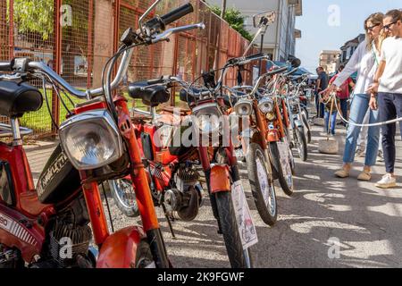 Felanitx, Espagne ; octobre 23 2022 : foire annuelle de paprika dans la ville majorquine de Felanitx. Exposition de rue de motos classiques. Exposition de Guzzi Banque D'Images