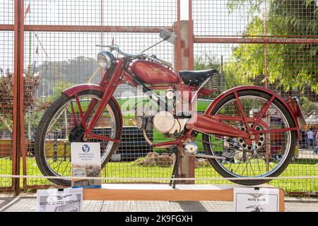 Felanitx, Espagne ; octobre 23 2022 : foire annuelle de paprika dans la ville majorquine de Felanitx. Exposition de rue de motos classiques. Exposition de Guzzi Banque D'Images