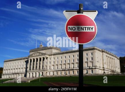 Un panneau de non-entrée aux bâtiments du Parlement à Stormont, Belfast, alors que l'Irlande du Nord est en route pour une élection à l'Assemblée d'avant Noël, car la date limite pour rétablir le gouvernement dévot à Stormont est écoulée. Date de la photo: Vendredi 28 octobre 2022. Banque D'Images