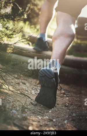 Les puissants se déplacent toujours plus loin. Vue arrière d'un homme méconnu qui fait de la randonnée dans les montagnes. Banque D'Images